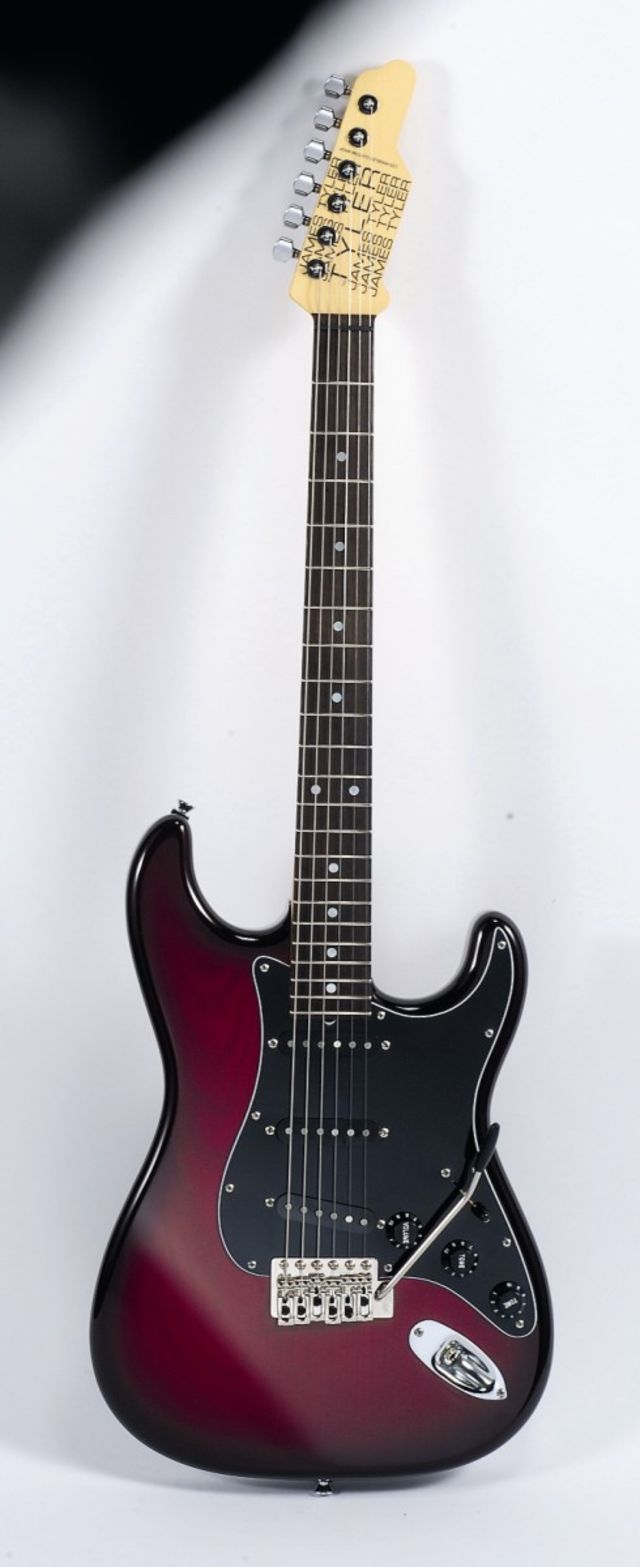 Tyler's Hollowbody Classic: a gorgeous Strattalike! Tyler's Hollowbody Classic: a gorgeous Strattalike!